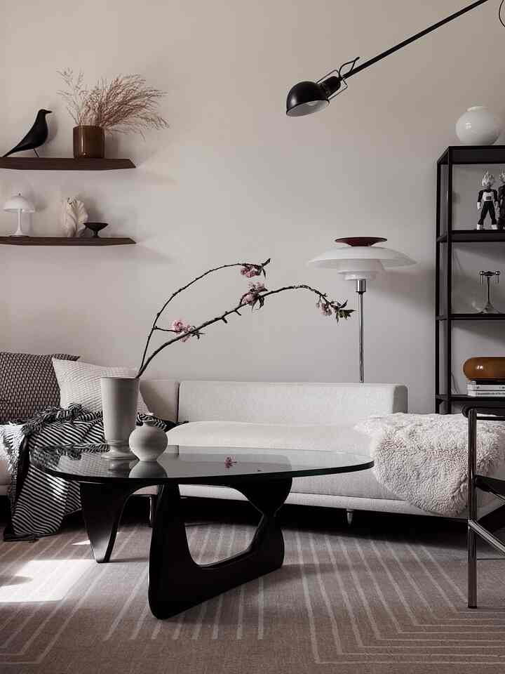 散りゆく花びらさえも、まるでインテリアの一部のように感じられます🌸

#リビングルーム #livingroominterior #livingroomdecoration #sunlight #coffeetable #vase #cherryblossoms #flower #flowerinterior #couch #sofa #blanket #lamp #lightinginterior #spring #springinterior #springdecor