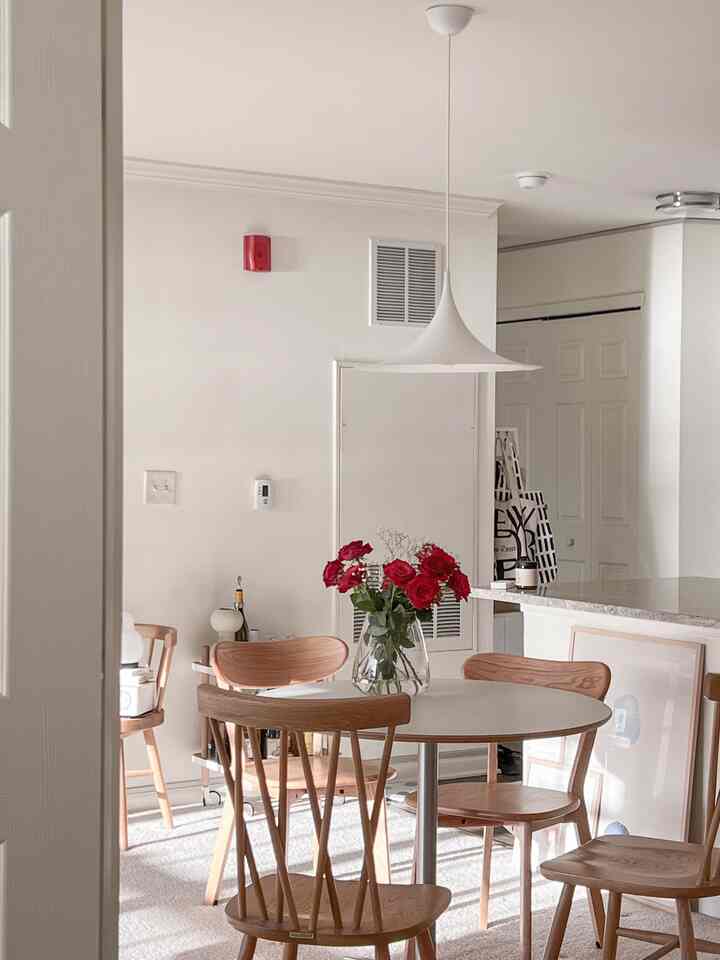 Want to refresh a plain space for under 50 bucks? Adding some bright fresh flowers is a great way to start❤️


#WoodInterior #woodenfurniture #whitewoodinterior #whiteinterior #vase #flowerinterior #flower #flowerarrangement 