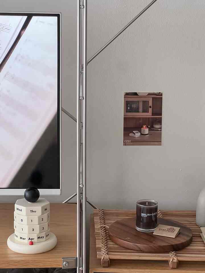 Ohouse gifted me this small candle, and it completely transformed the mood of my home. Both the atmosphere and scent changed for less than 50 bucks!🤍


#WoodInterior #candle #woodenfurniture #muji #vaseinterior 