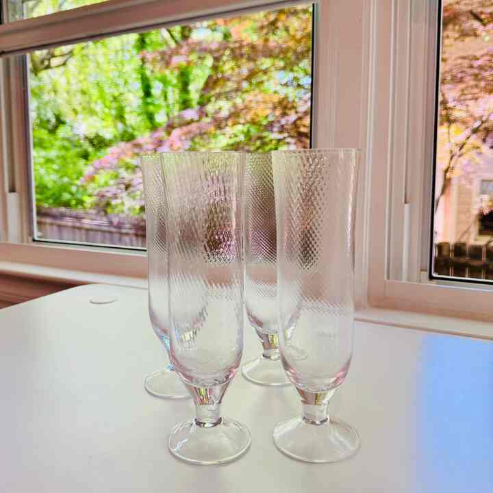 These gifted glasses are giving spring magic. Perfect for a mimosa or just a pretty splash of juice 🙃🍹

#glasscup #glass #wineglass #kitchen #kitchenaccessories #kitchenitems #cabinet #spring #springinterior #summer #cozyhome #cozyinterior 