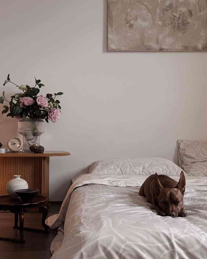 Soban : : 
Traditional Korean small table

It adds an oriental touch. 

#bedroom #bedroominterior #bedroomdecor #beddinginterior #bedding #beddingset #soban #vase #incense #bench #clock #canvasframe #flower #flowerinterior #dog #lamp #floorlamp #lighting #lightinginterior #japandi #nuetral 