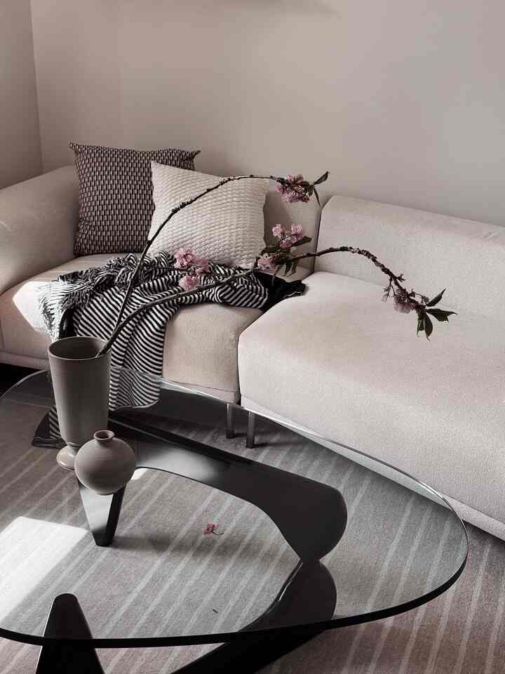 日差しが最高です。

#リビングインテリア #livingroom #livingroomdecoration #homestyling #couch #coffeetable #vase #cherryblossoms #rug #vase #spring #springinterior #blanket #cushion #minimal #minimalinterior