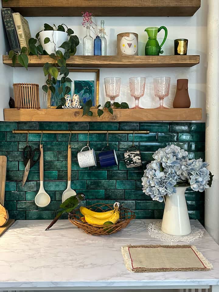 That’s a strange looking banana 🦜🍌
#colorful #maximalist #eclectic #kitchen #diningroom 