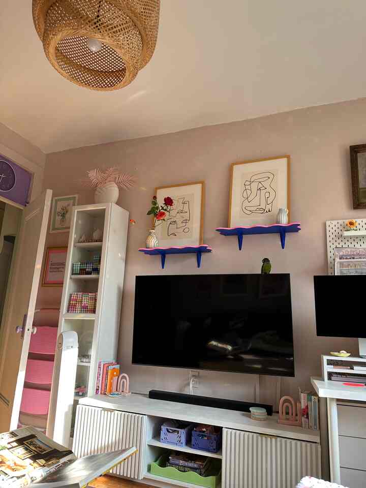 Cozy mornings in my living room with the best model ever, Lola!! 🦜 
#colorfulinterior #maximalist #maximalism #colorful #eclectic #whimsical 