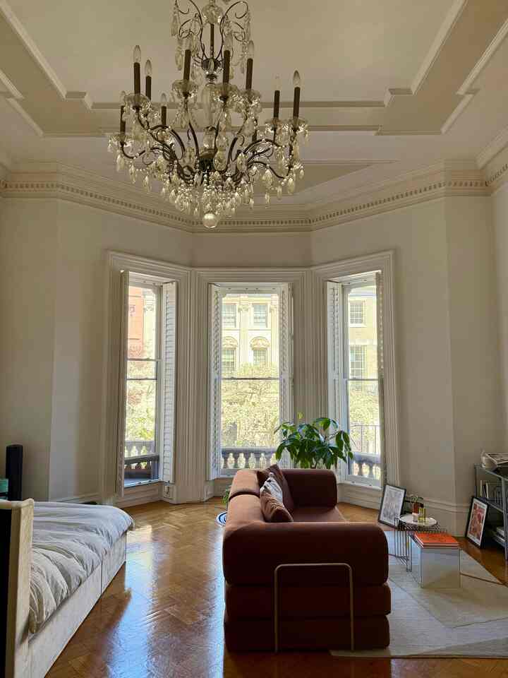 Sunny Friday spring cleaning #springclean #breezy #livingroom #studio #sunny #cozy #friday #modularsofa #parisianapartment