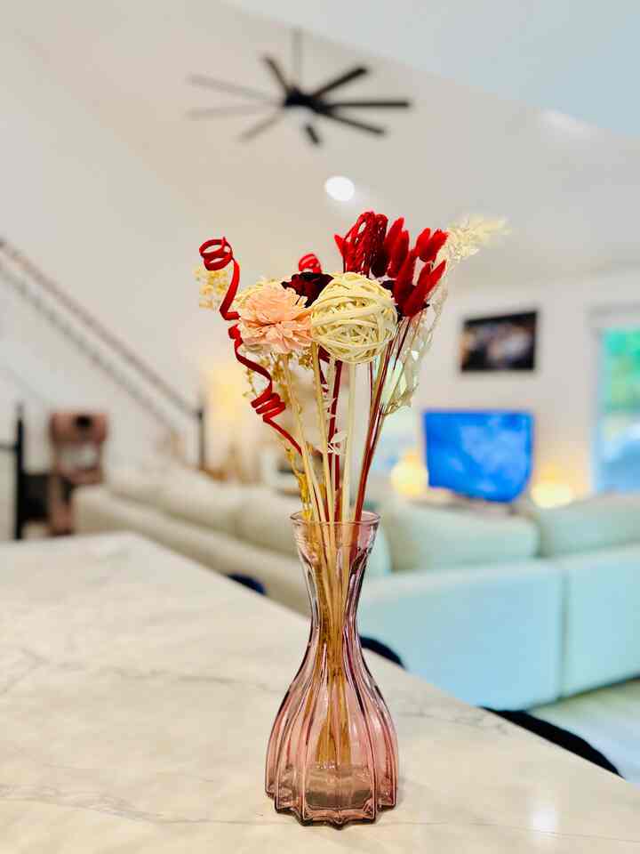 My husband helped me ace the spring $50 challenge 🥹 He walked in with this dreamy bouquet and gave it a New Romantic flair. Budget? Met. Heart? Melted.

#spring #springinterior #flower #flowerinterior #vase #glassvase #livingroom #homedecor #interior #cozy #cozyroom #cozyhome #cozyinterior 