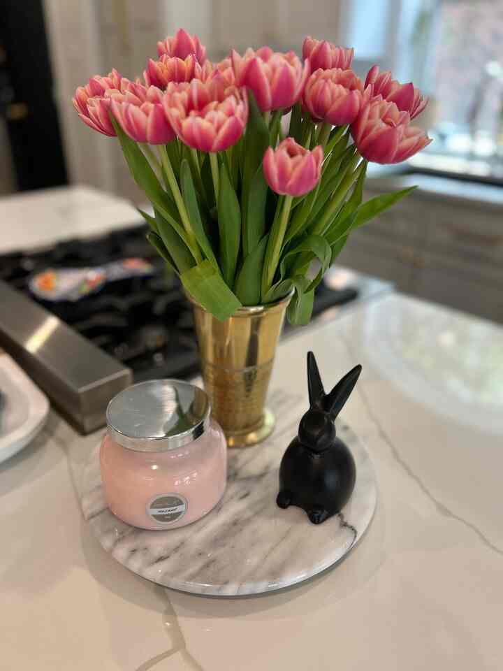 Easter centerpiece in our kitchen 🐰 #easterdecor #kitchendecor #marble #kitchenisland 