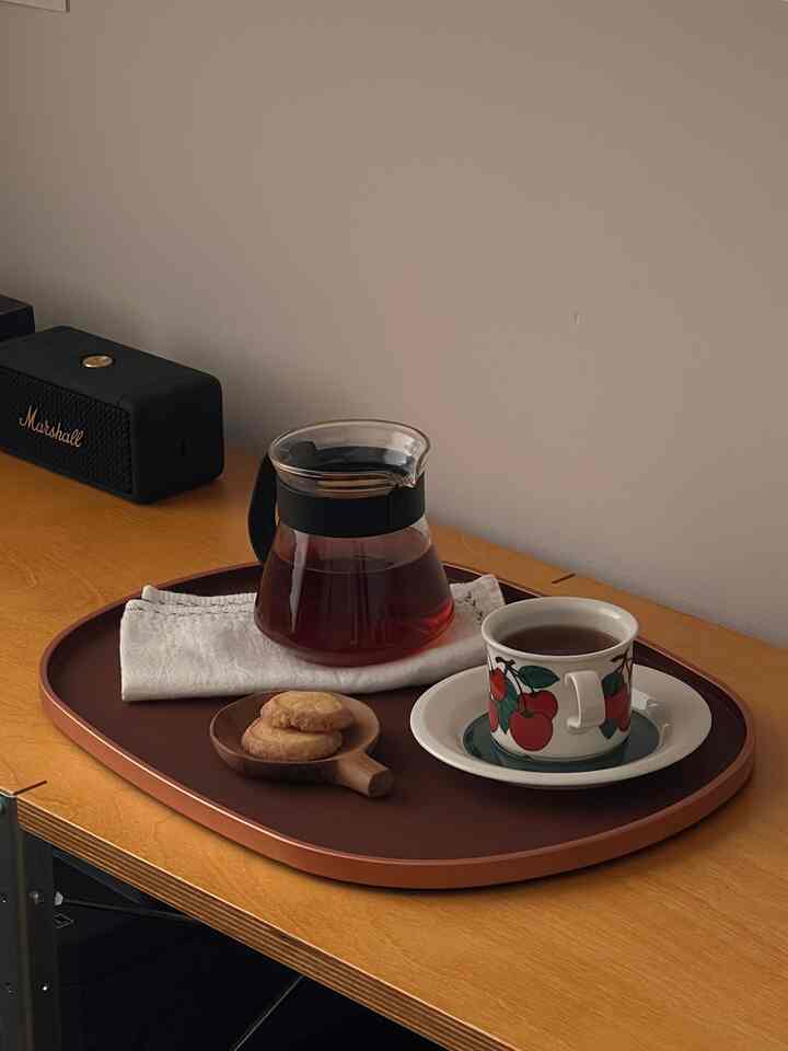 I like to have a pot of coffee by my side when I work and this tray is perfect for holding everything. I took out a vintage Arabia Finland cup and saucer to use this morning and paired the coffee with some lemon cookies ☕️
#homeoffice #homecafe #coffeecup #coffeetime #tray #snack #coffeepot 