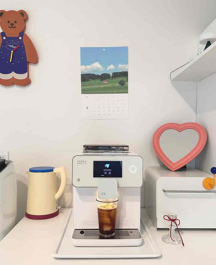 Today's homecafe mood ✨
Having caffein time after lunch ! ☕️☕️

#homecafe #Homecafegram #coffee #Espressomachine #heartmirror #mirror #pointinterior #hay #spring #cute #cuteitem 