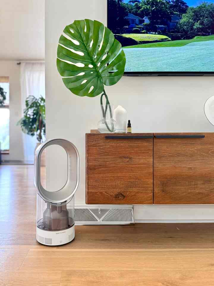 I enjoy adding botanicals to give my spaces a seasonal refresh. It’s so easy and inexpensive!
#livingroom #monstera #modern #natural #botanical #spring #summer