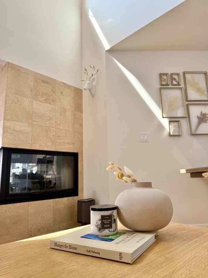 I absolutely adore my deer head by the fireplace.(costs less than $40!) Not only it fills the space but also creates a warm and aesthetically pleasing ambiance. I added a touch of character by painting the tip of the bull with gold paint.
#livingroom #huntingtrophy #warm #natural #deerhead #gold #white #decor #walldecor #wallart 