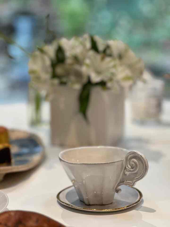 Tea table setting! ✨ #diningtable #saarinentable #astierdevillatte #teacupset #diningroom #teatims