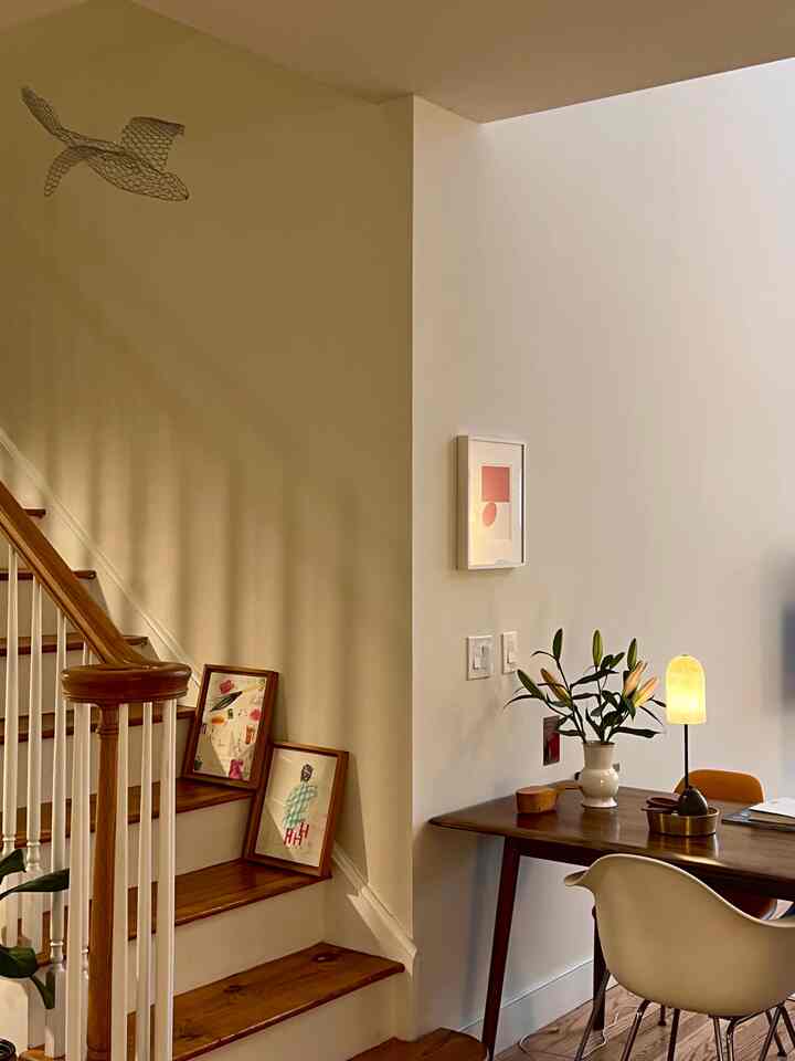 Before finding a place to hang artwork, I like to move them around the apartment for couple of days each. This week is the staircase. I do this until I feel like I’ve found the most apt place. I have also been enjoying putting tall lamps on my dining table. It makes the spacr more elongated in my opinion!

#artwall #stairinterior #diningroom #diningtable #lamp #bright #cozy #lightinginterior 