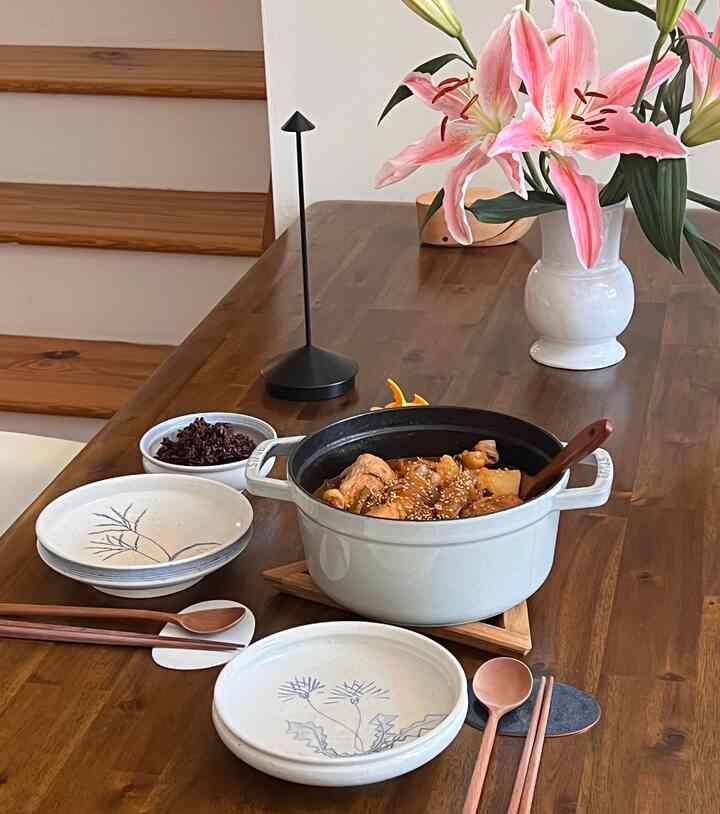 Weekends are for comfort food. Mine is Korean braised spicy chicken. I just throw all the ingredients into the cast iron pot and let it do its magic 😋

#comfortfood #cooking #staub #castiron #dutchoven #tablesetting #happy #cozy