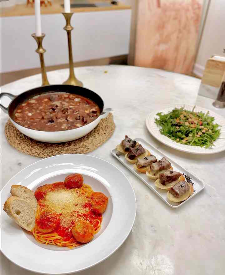 Dinner for two.🍽️🥂 
#marble #marblediningtable #marbletable #modern #staub #dining #diningtable #diningroom