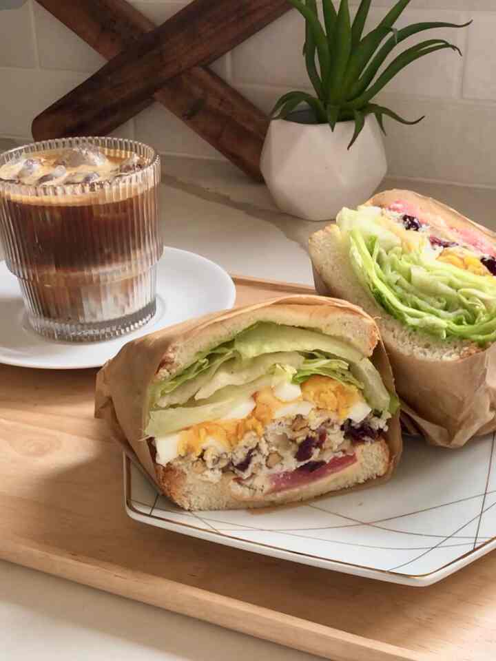 Es latte dan salad ayam cranberry dan kenari untuk makan siang.🥪
#dapur #cook #lunch #brunch #homecafe #modern #natural