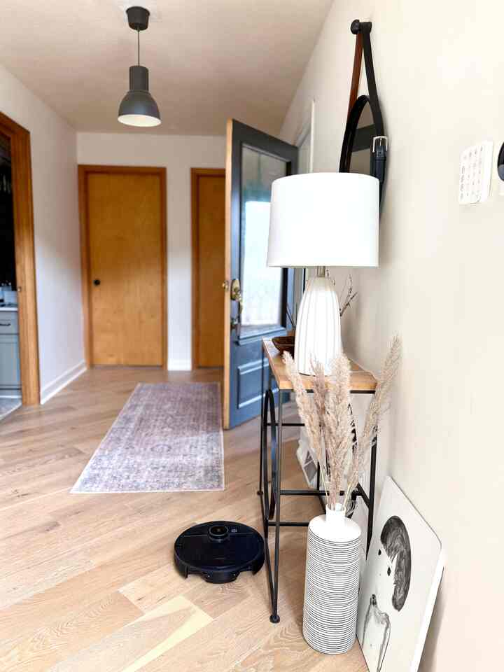 Look who is busy cleaning the house.👏🏻
#enterance #hallway #modern #natural #warm