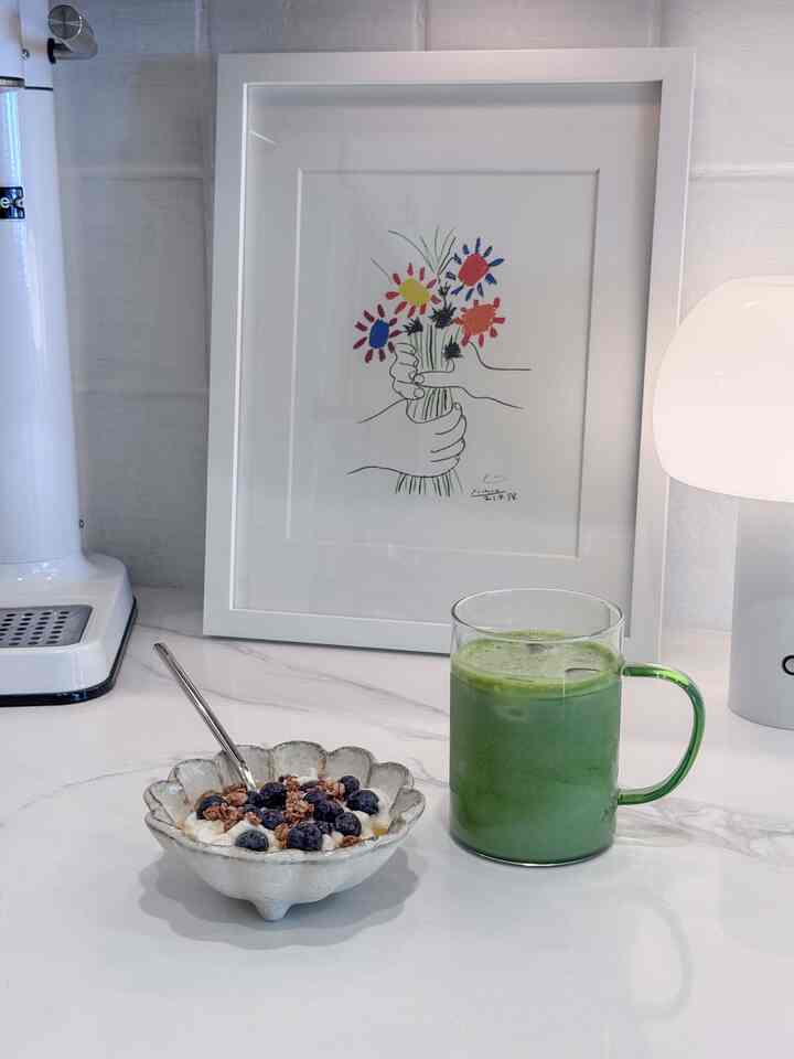 Matcha latte, cozy corner, and slow mornings like this🍵🤍✨
.
.
.
#matchastation #morningmatcha #matchalover #kitchen #minimalkitchen #minimal #morningroutine #cozycorner