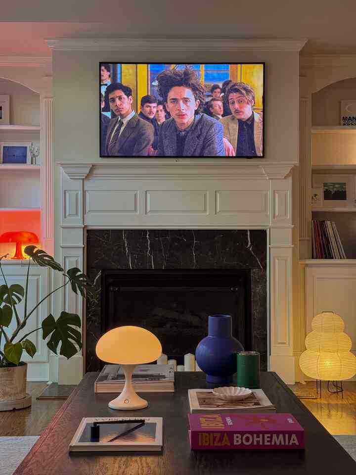 That moment between golden glow and darkness — when the room feels like a warm hug🤍✨
.
.
.
#livingroom #mcm #ecclectic #lamp #ambientlighting #moody #vase #minimalwithmood #parisianmodern #frenchgirlhome #coffeetablesetting #coffeetabledecor #homedecor