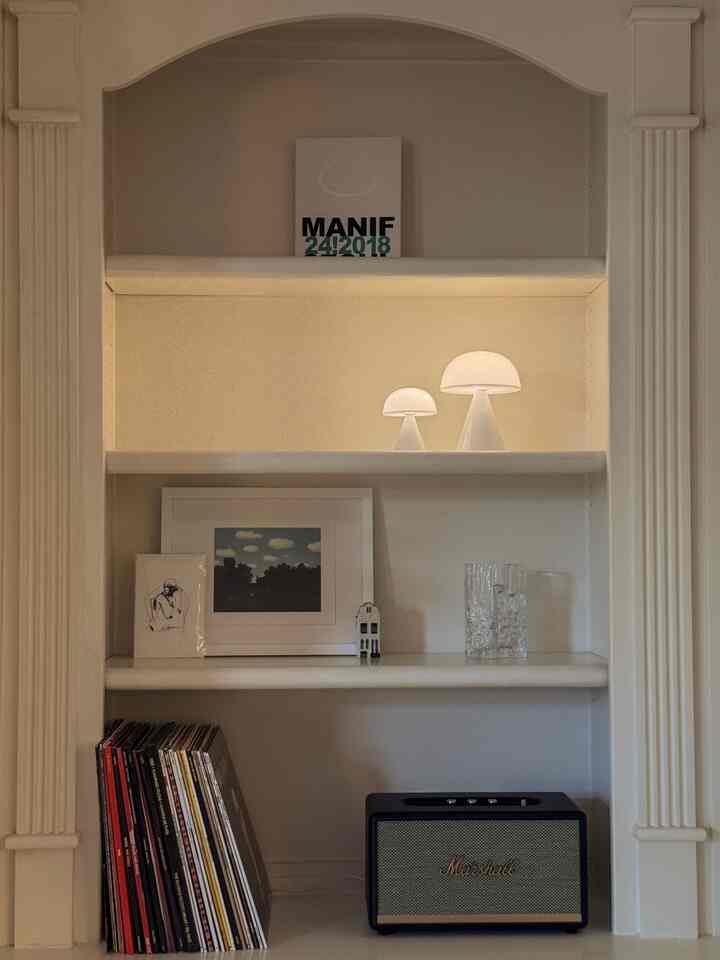 Mode cahaya: Aktif💡✨
.
.
.
#lampu #ambientlight #moody #shelfdecoration #speaker #vase #pictureframe #portablelamp #homedecor #cozycorner #cozyhome #mcm #ecclecticdecor #livingroom #parisianmodern #minimalwithmood #frenchgirlhome