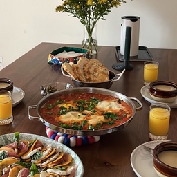 Inviting friends to have brunch together gives me joy. 💛
#brunchplate #tablesetting #plate #diningtable 