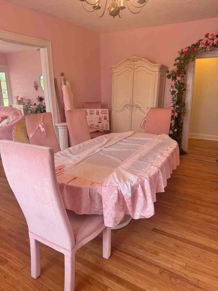 Membuat rok tempat tidur berumbai pertama saya! Saya punya kain damask merah muda vintage yang diimpor dari Jerman, dan saya ingin menggunakannya untuk membuat aksesori kamar tidur kustom. Saya sangat senang dengan hasilnya. Tidak sabar untuk menambahkannya ke tempat tidur saya! 🎀 #pink #pinkinterior #shabbychic #bedskirt #vintage 
￼