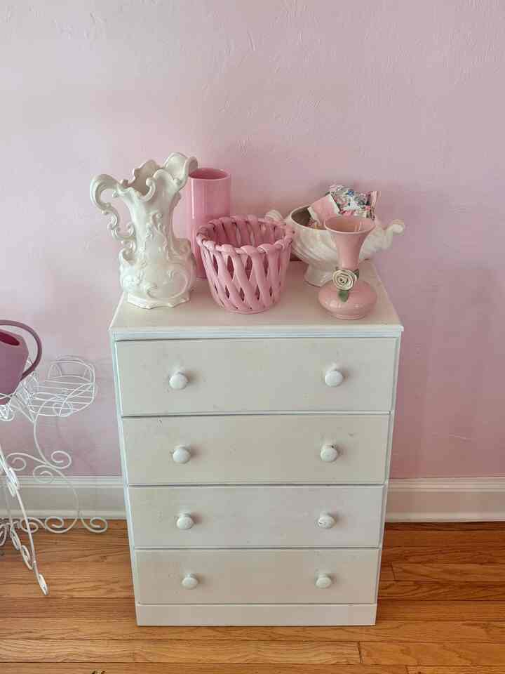 My collection of vintage vases & pitchers is growing 🌸🦢 #pinkinterior #pink #vintage #vase #pitcher 