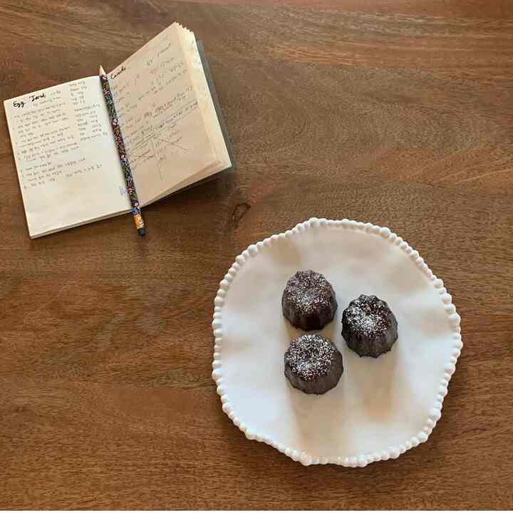 Canelés are my favorite dessert. They are crispy on the outside and sweet and soft on the inside. Check out who else is obsessed with them. 😋

#baking #dessertplate  #table #plate 