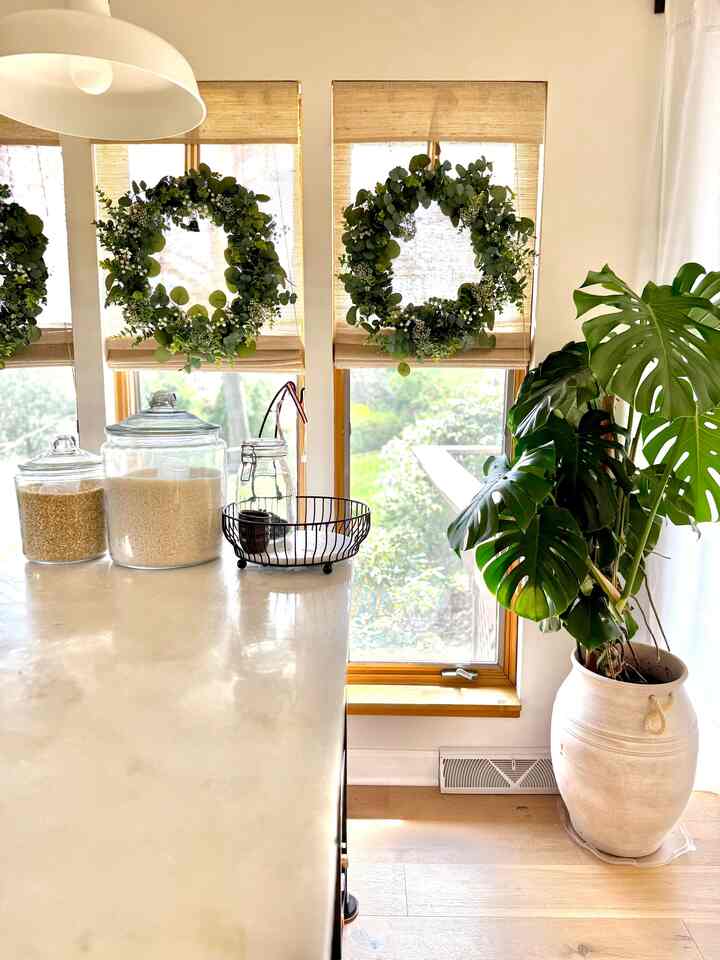 Color theme of my kitchen. Always a natural materials like linen blind, marble island and planter.
#kitchen #natural #modern #warm #color #marble #island