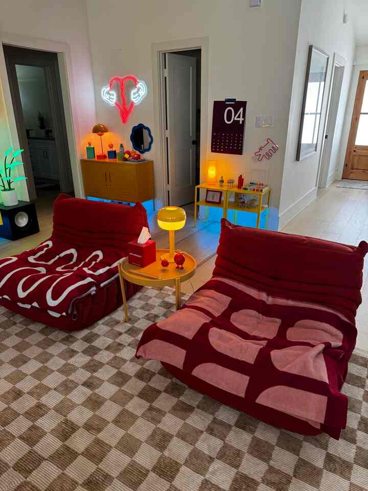 Throws really help add color and playfulness to your seating areas!
#throw #maximalist 