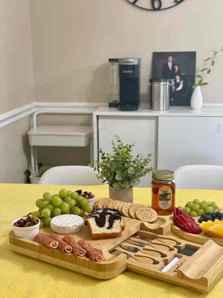 A joyful space where laughter blossoms like flowers 💛

#diningspace #party #minimalliving #yellow 