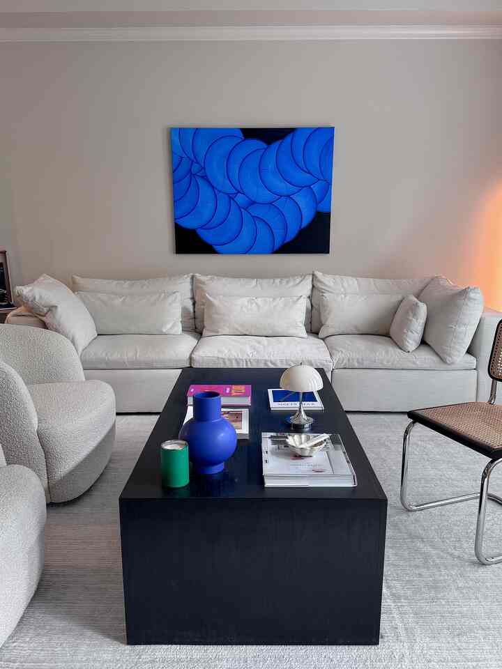 Minimalism with a little drama🤍💙🖤
.
.
.
#designdopamine #homeinspo #livingroominspo #minimalwithmood #minimal #minimalinterior #warmneutrals #livingroom #vase #lamp #sofa #portablelamp #wallart #cozycorner #mcm #scandi #parisianmodern #frenchgirlhome