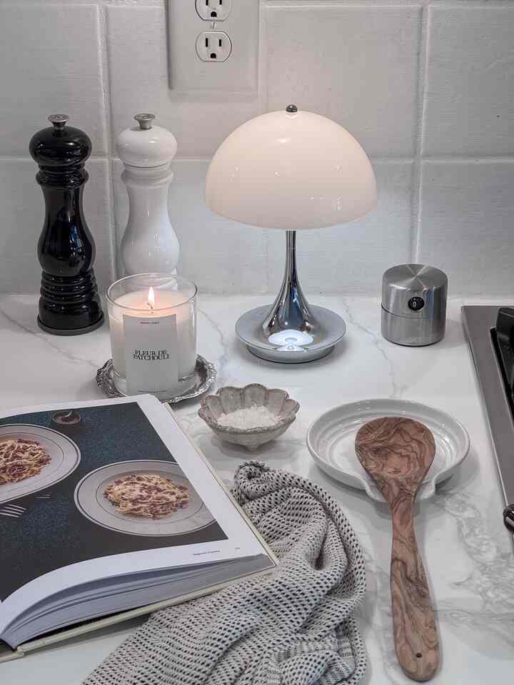Ini dan alunan jazz pelan di latar belakang 🍝💭🤌🏻
.
.
. 
#dapur #minimal #candle #candlelit #lamp #portablelamp #cooking #whitekitchen #minimalistkitchen #minimalinterior #cozycorner #homeinspo