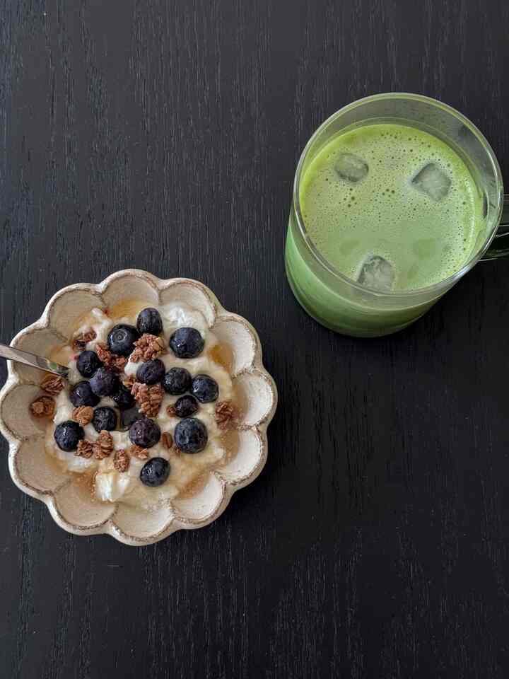 A little peek at my springtime snack obsessions🌿🫐🍑🍫
.
.
.
#tableware #dessert #dessertplate #bowl #cutlery #lifemoments #snapshots #flowerbowl #flowerplate #kanekokohyo #rinkabowl