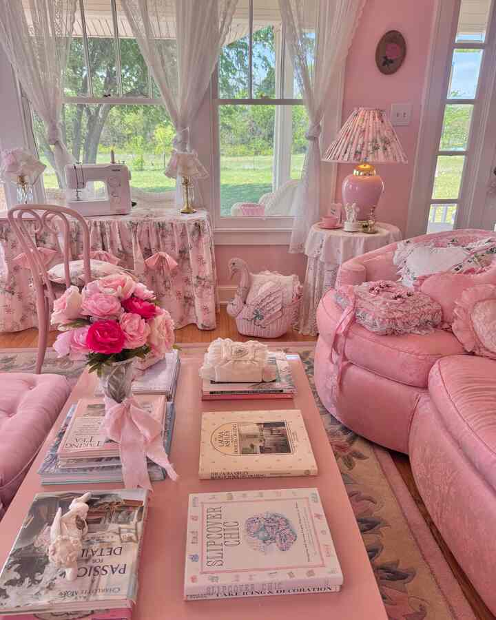 Just found a vintage swan wicker basket! Im so in love - the perfect piece to store photo albums, books or even a blanket 🦢🌸💕 #pink #livingroom #swan #vintage #cottagecore 