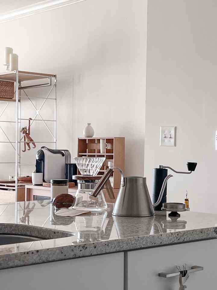 I chose coffee-related items with wood accents to keep the neutral vibe flowing in every space of my home!

#coffeepot #coffeetime #coffeemachine #wood