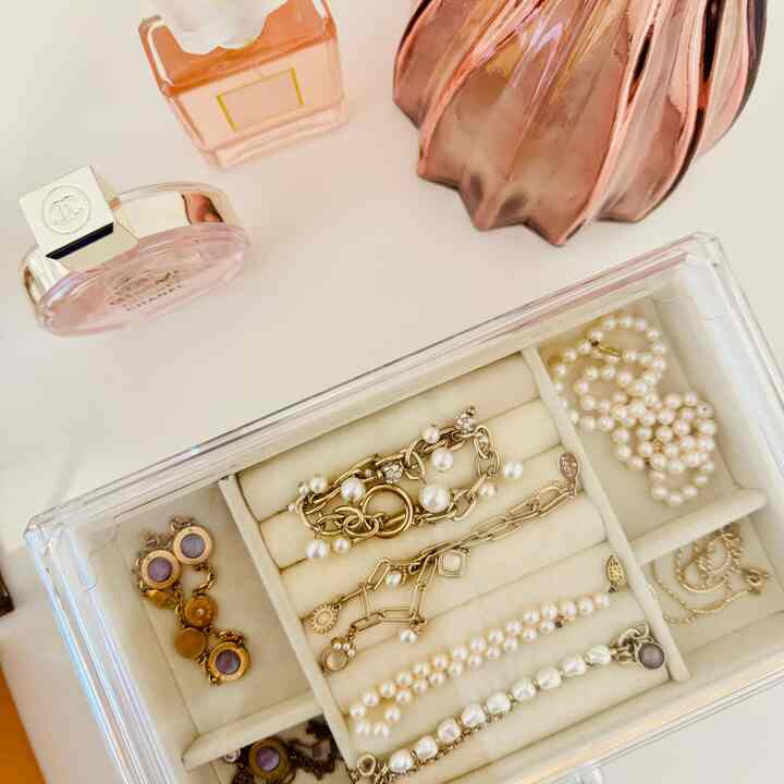 Can’t stop staring—my favorite pieces look so good in this clear case

#jewelry #organize #organized #organizingtips #spring #storage #cozy #cozyhome #interior #homedecor #집꾸미기 #인테리어 
