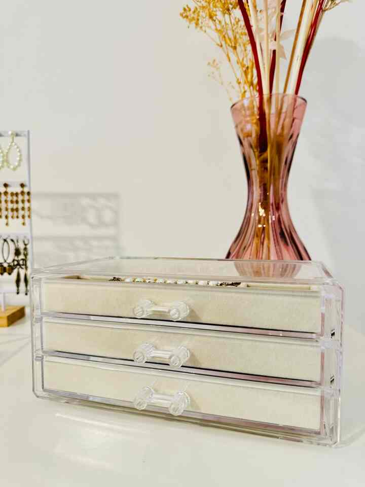 Acrylic case = jewelry goals. Organized, visible, and totally aesthetic 💖

#organize #organized #jewelry #storage #spring #cozy #cozyhome #interior #homedecor #집꾸미기 #인테리어 