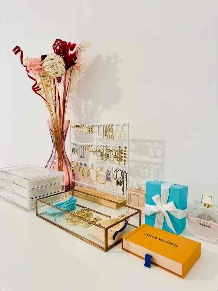 Clear cases, golden details, and a touch of luxe—my jewelry setup is officially a mood ✨

#organize #organized #storage #jewelry #cleaning #spring #homedecor #interior #cozy #cozyhome #집꾸미기 #인테리어 