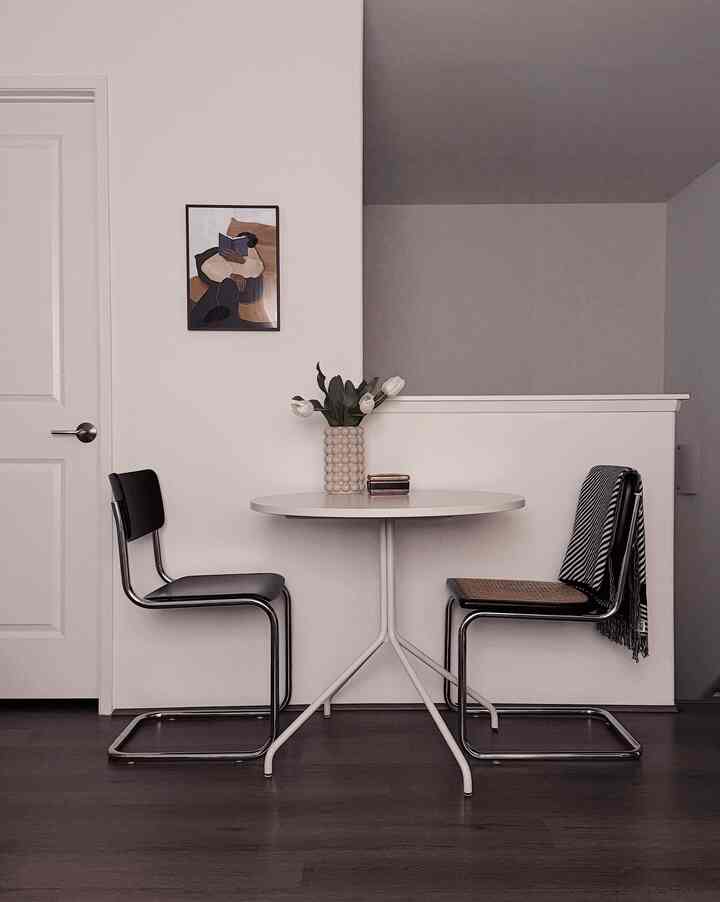 A corner of the living room with a round table.


#livingroom #livingroominterior #livingroomdecoration #roundtable #chair #thonetchair  #cescachair #midcentury #midcenturymodern #vase #flower #flowerinterior #poster #theposterclub #posterframe #blanket 