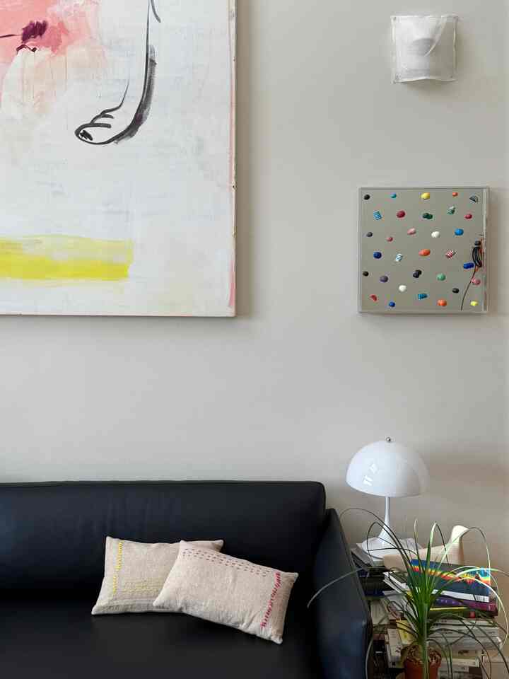 These mini lumbar pillows have the cutest stitches. The yellow and pink stitching looks harmonious with colors of my painting as well!

#colorsofspring #colorofhouse #colorinterior #popsofcolor #pillow #art 