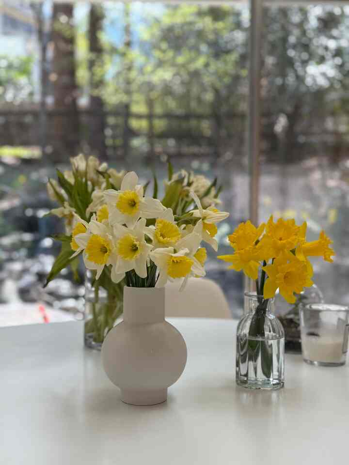 April Daffodils #flowerinterior #flowerdecor #diningtable #diningroom #diningtabledecor #flowervase #springdecor 