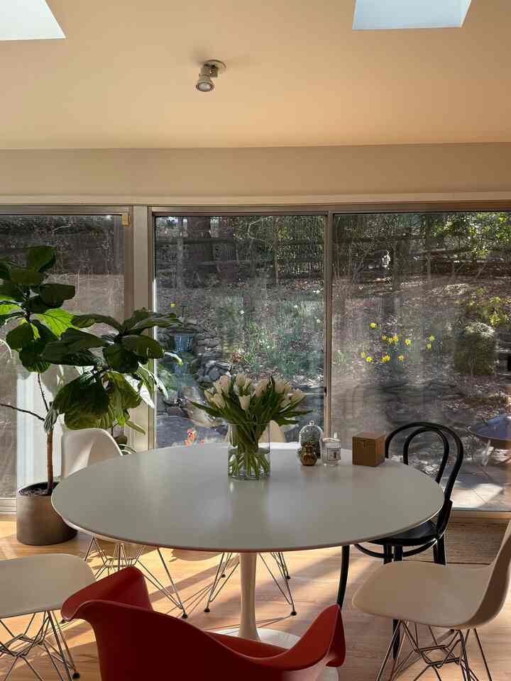 Spring is here. #diningroom #diningtable #sasrinentable #knoll #diningtabledecor #roomdecor #hermanmiller 