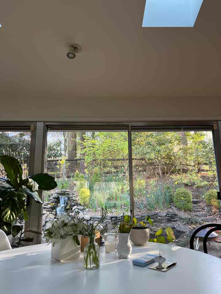 All green #diningroom #knoll #saarinentable #diningtable #onthetable #tabledecor 