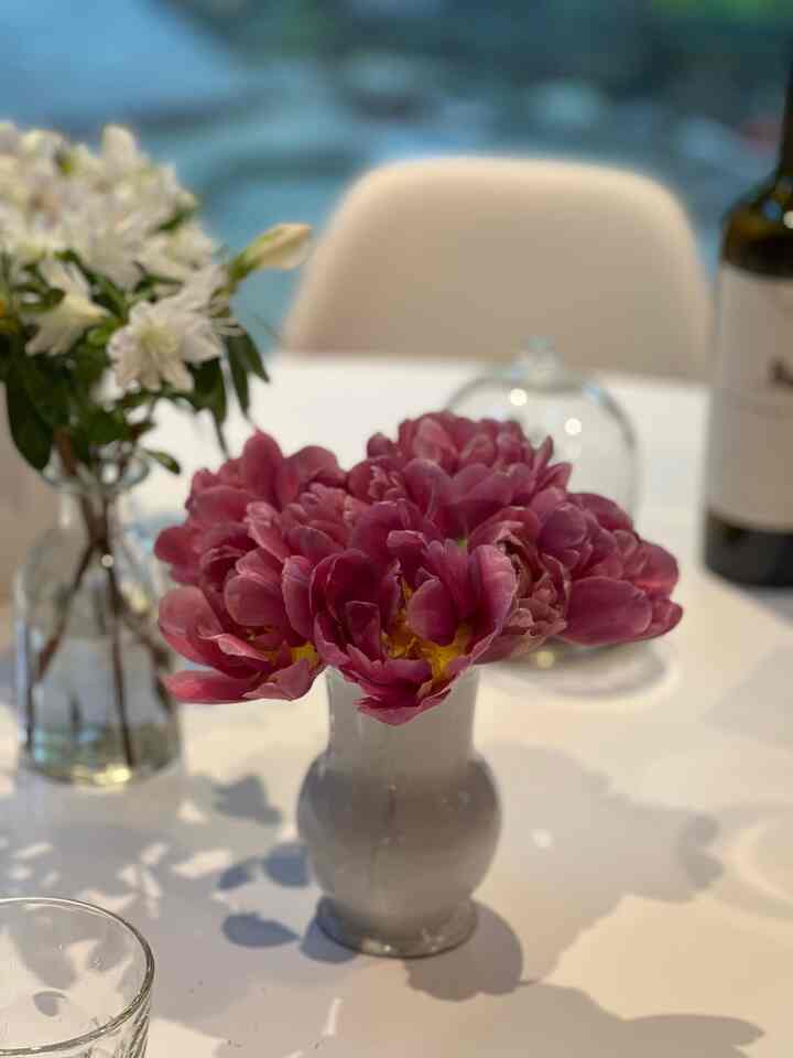 Peony Tulip #diningroom #diningtable #onthediningtable #knoll #knolltable #tabledecor #knollsaarinen #saarinentable