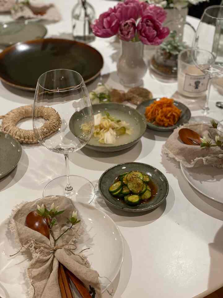 Dinner table #dinnertable #diningtable #dinnertablesetting #tablesetting#knoll #saarinentable #onthetable