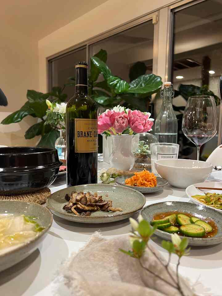 Dining table decor #dinnertable #diningroom #dinndertablesetting #saarinentable 