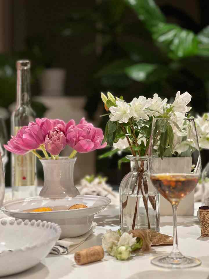 Home bar #winetable #homebar #knoll #saarinentable #diningtable #diningroom #onthetable #diningtablesetting #tablesetting #diningtabledecor #springflowers #flowerdecor