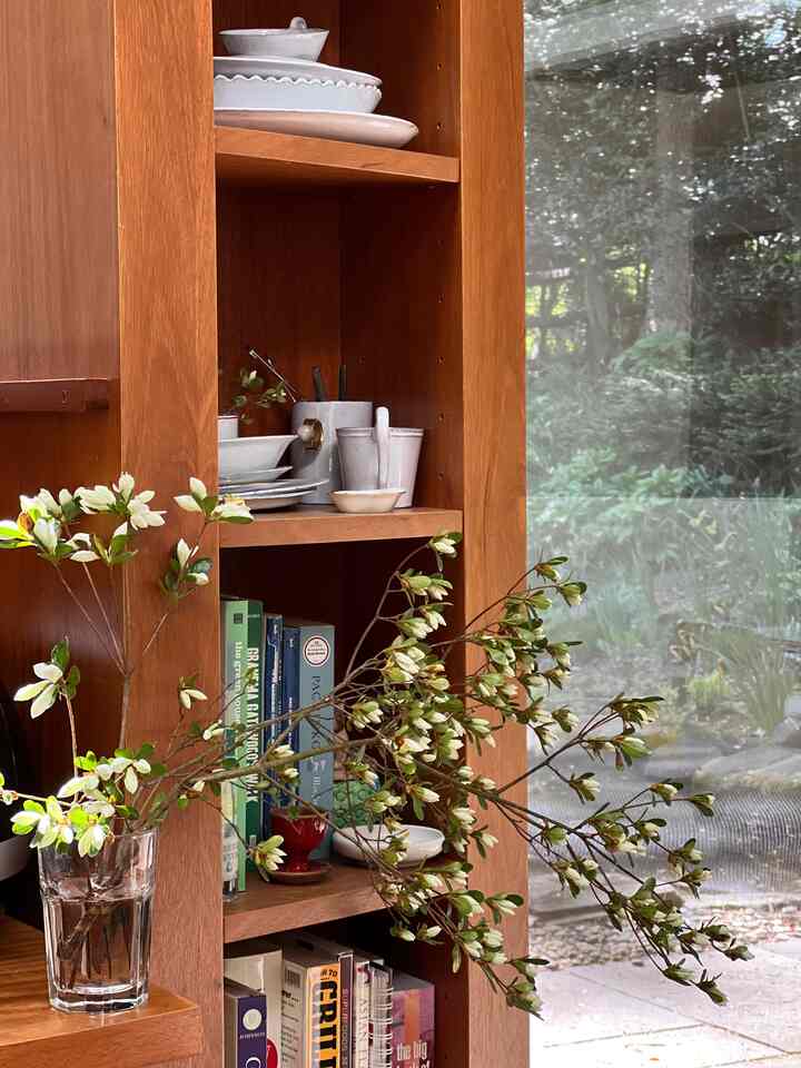 White Azalea in the shelve #kitchendecor #kitchenshelve #plates #coffeecups #astierdevillatte