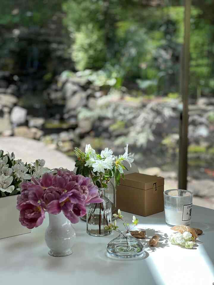 Spring vibes in the kitchen #flowerinterior #flowerterrier #diningtable #astierdevillatte